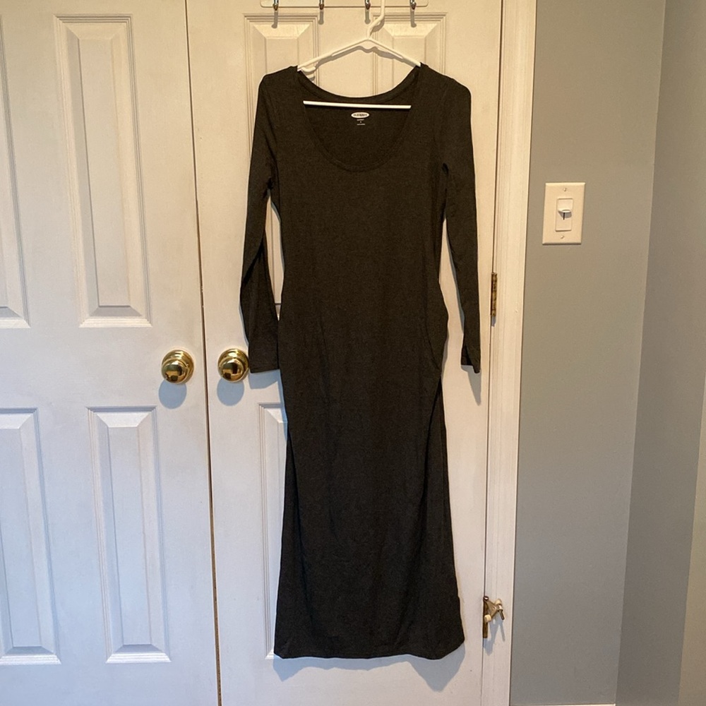 🌺 3/$10 Maternity Fitted and Ruched Gray Long sleeve dress NWT